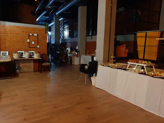 Mesa de catering en una sala tipo loft para una celebración de cumpleaños en Valencia