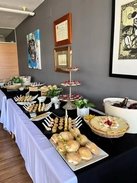 Buffet largo para evento de empresa con bocadillos, canapés y quesos en Valencia