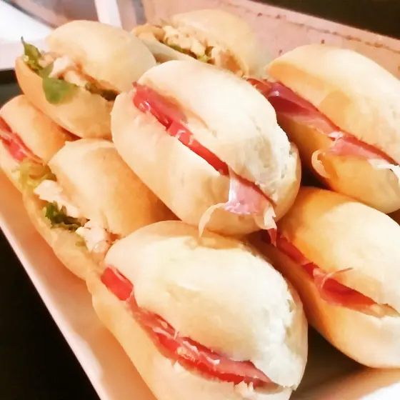 Mini bocadillos de jamón y tomate