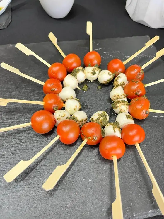 Brochetas caprese de tomate cherry y mozzarella con pesto