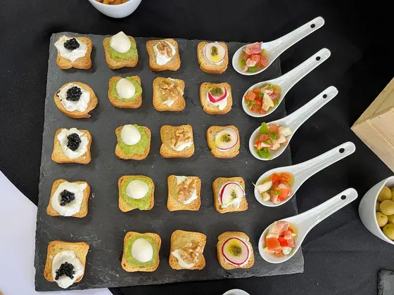 Canapés de caviar, aguacate, nuez y rabanito con cucharas de degustación